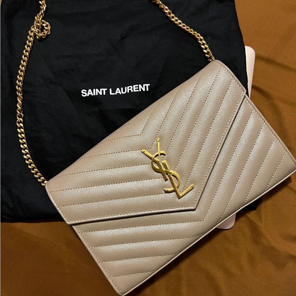 CLASSIC CASSANDRE CHAIN WALLET IN GRAIN DE POUDRE LEATHER IN DARK BEIGE